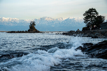 雨晴海岸にて 波しぶきと女岩・立山連峰