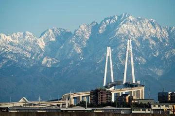 Deurstickers 富山県 冬の剱岳と新湊大橋6 © manabu307