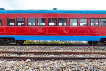 Tren antiguo en sobre las vías férreas en Colombia 