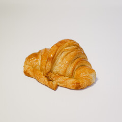 fotografia de un delicioso croissant sobre fondo blanco.
fotografía de producto de panadería. 