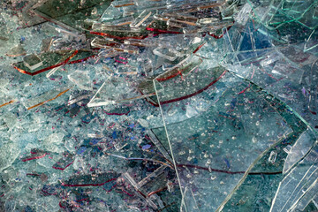 Gebrochene Flachglasscheiben im Wertstoffcontaier