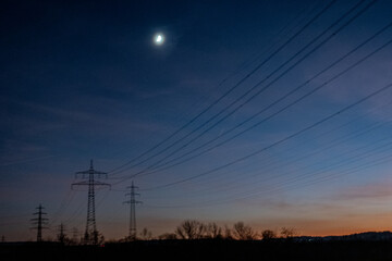 Strommasten bei Sonnenuntergang