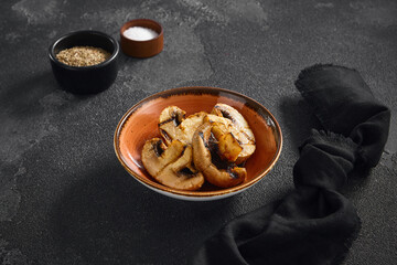 Perfectly grilled champignon mushrooms served in a terracotta bowl, a delicious and earthy addition to any meal