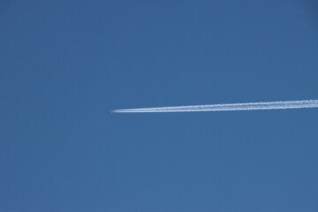 susurros aéreos, pasando el avión, ruido de avión, azul cielo, 