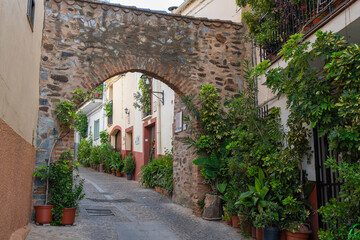 Antigua puerta y arco del Tinte en la villa medieval de Guadalupe, España