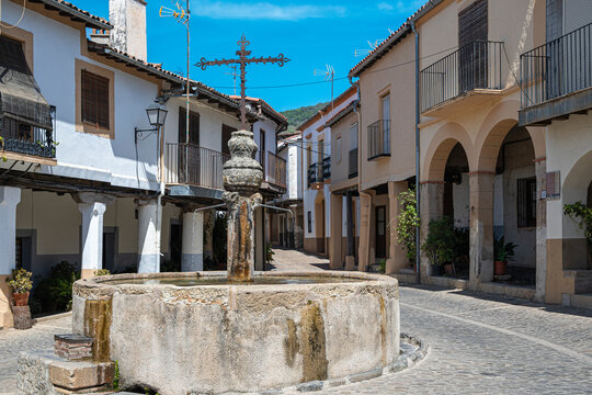 Antigua fuente medieval en el barrio bajo de la hermosa villa de Guadalupe, España