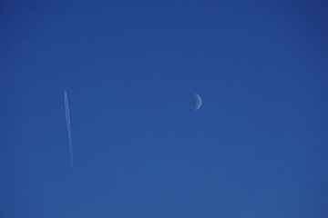 Flugzeug mit Mond