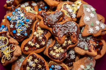 pierniki świąteczne przyprawione i ozdobione kolorowo z lukrem i posypką © Henryk Niestrój