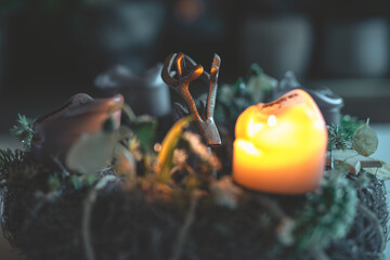 Tischschmuck mit Kerzen und weihnachtlicher Deko in einer Detailaufnahme