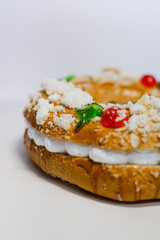 Roscón de reyes con nata  sobre fondo blanco. Producto de pastelería. 