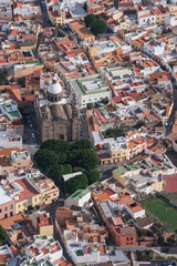 Fototapeta na wymiar Fotografía aérea de la iglesia de San Sebastián y pueblo de Agüimes en la isla de Gran Canaria