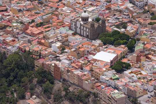 Fotografía aérea del pueblo de Agüimes y vista de la Parroquia de San Sebastián en la isla de Gran Canaria