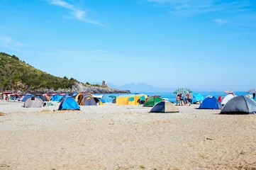 Photo sur Plexiglas Plage de Camps Bay, Le Cap, Afrique du Sud Young people camping in tents on the beach.