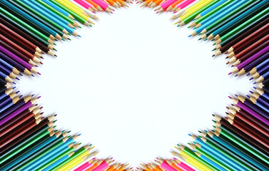 Kolorowe kredki ołówkowe, odbicie lustrzane z miejscem na tekst, na białym tle © ellaa44