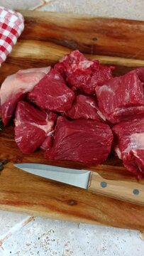 morceaux de boeuf cru, en gros plan, sur une planche &agrave; d&eacute;couper
