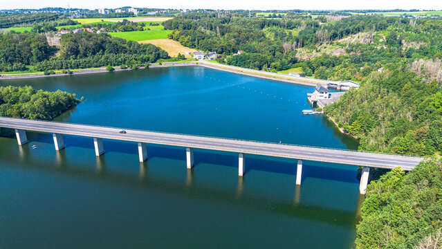 Luftbild der der Wuppetalsperre im Bergischen Land