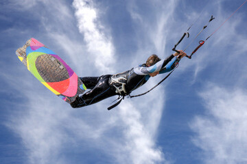 Junger, attraktiver KItesurfer in Aktion (Luftsprung)