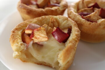 Delicious sweet puff pastry baskets with buttercream and apples
​