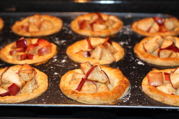 Delicious sweet puff pastry baskets with buttercream and apples​