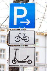 Traffic sign: Parking for bicycles and e-scooters permitted
