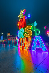 Starówka Warszawska i jej świąteczna iluminacja. Bożonarodzeniowe oświetlone Stare Miasto w Warszawie kolorowymi ledami - obrazy, fototapety, plakaty
