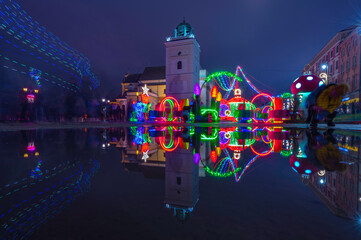 Starówka Warszawska i jej świąteczna iluminacja. Bożonarodzeniowe oświetlone Stare Miasto w Warszawie kolorowymi ledami