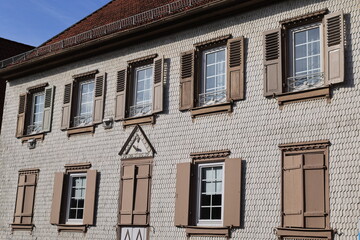 Fototapeta na wymiar Historisches Gebäude im Zentrum der Stadt Viernheim in Hessen 