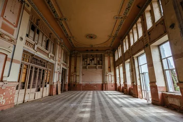 Photo sur Plexiglas Vieil immeuble Old majestic hall in abandoned historical building