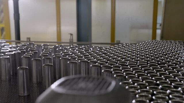 The moment when cans queue up on the conveyor in a fully automated tin beverage can manufacturing factory