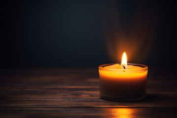 Fototapeta na wymiar Einzige Glut: Einzelne Kerze mit bezauberndem Bokeh für eine atmosphärische Lichtstimmung