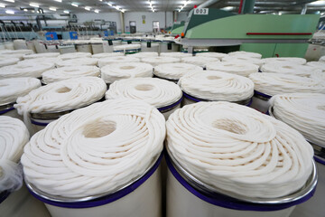 The cotton slivers in the spinning workshop are in a spinning factory