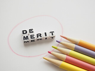 デメリットの文字と色鉛筆　白バック　コピースペース