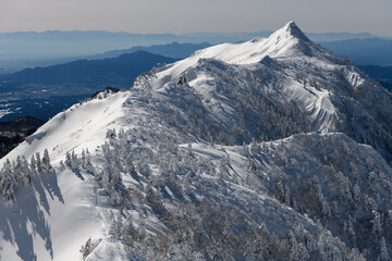 剣ヶ峰山から武尊山に向かう登山道から見た冬の剣ヶ峰山