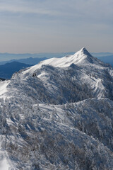 剣ヶ峰山から武尊山に向かう登山道から見た冬の剣ヶ峰山