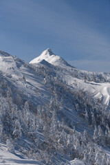 剣ヶ峰山から武尊山に向かう登山道から見た冬の剣ヶ峰山