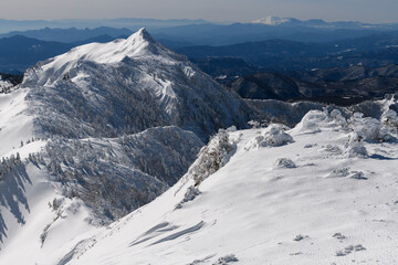 剣ヶ峰山から武尊山に向かう登山道から見た冬の剣ヶ峰山