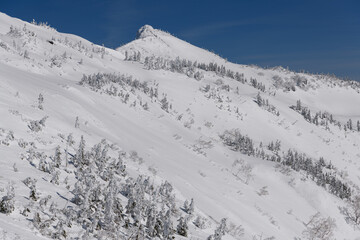 剣ヶ峰山から武尊山に向かう登山道から見た武尊山の稜線