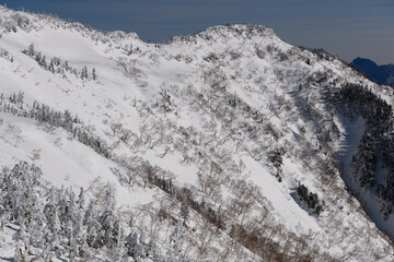 剣ヶ峰山から武尊山に向かう登山道から見た武尊山の稜線