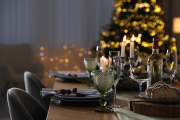 Obraz na płótnie Canvas Christmas table setting with festive decor and dishware indoors