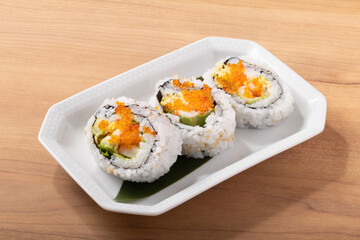 海老とアボカドの巻き寿司（サラダロール）