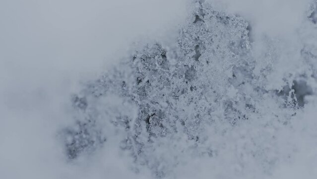 マクロ映像：溶けかけの雪の結晶