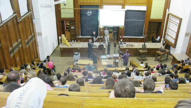 Day physics are held in the audience in the MSU building