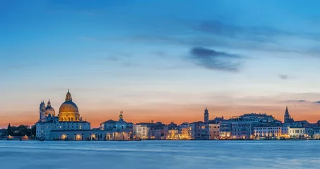 Foto op Plexiglas Idyllic landscape of Panorama of historical city Venice, Italy under sunset © leeyiutung
