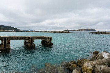 古い桟橋が残る新島の港湾部