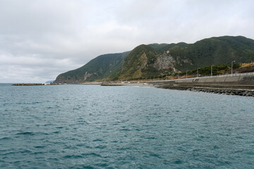 断崖に沿って海岸が続く新島の前浜海岸