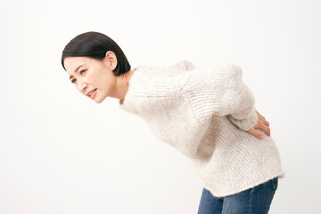 腰痛の中年女性　白背景