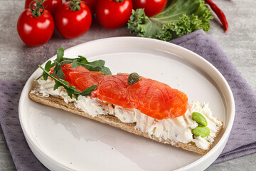 Crispy bread with salmon and cream cheese