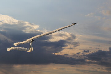 Akrobacje lotnicze pary samolotów ze smugaczami © fivepilot