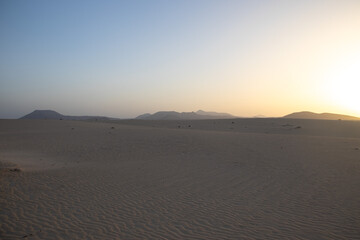 Fototapeta na wymiar Sonnenuntergang in den Dünen rund um Corralejo, Fuerteventura
