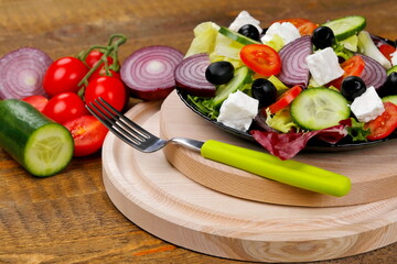 Piatto con insalata di verdure su sfondo in legno